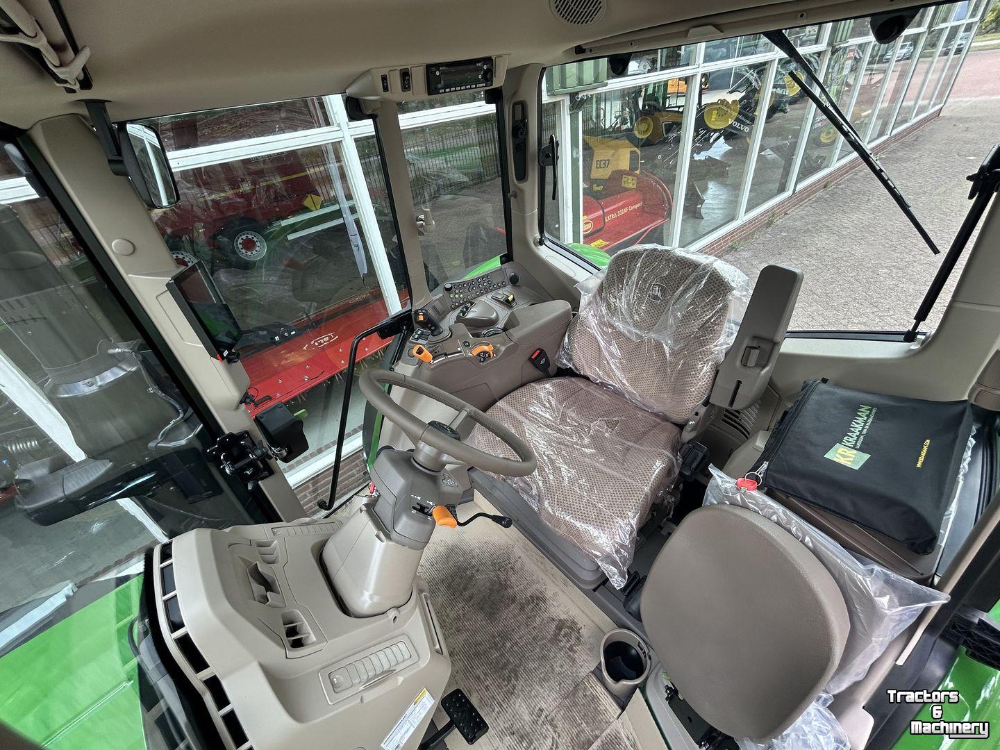 Schlepper / Traktor John Deere 6M 125