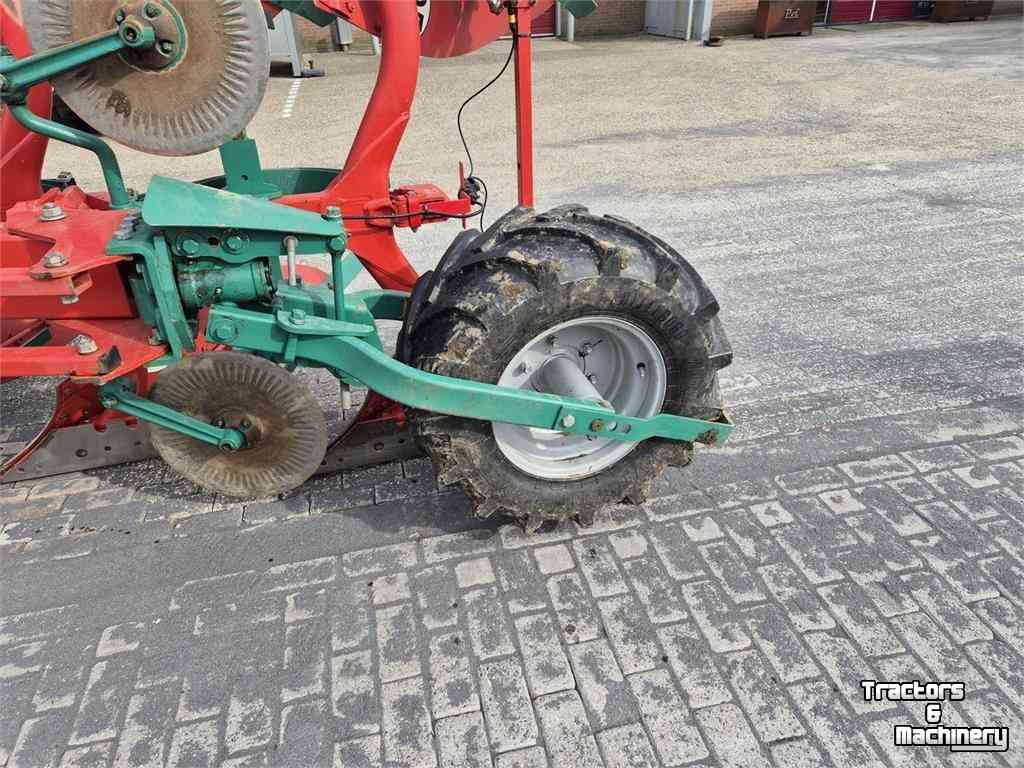 Pflüge Kverneland 3300S