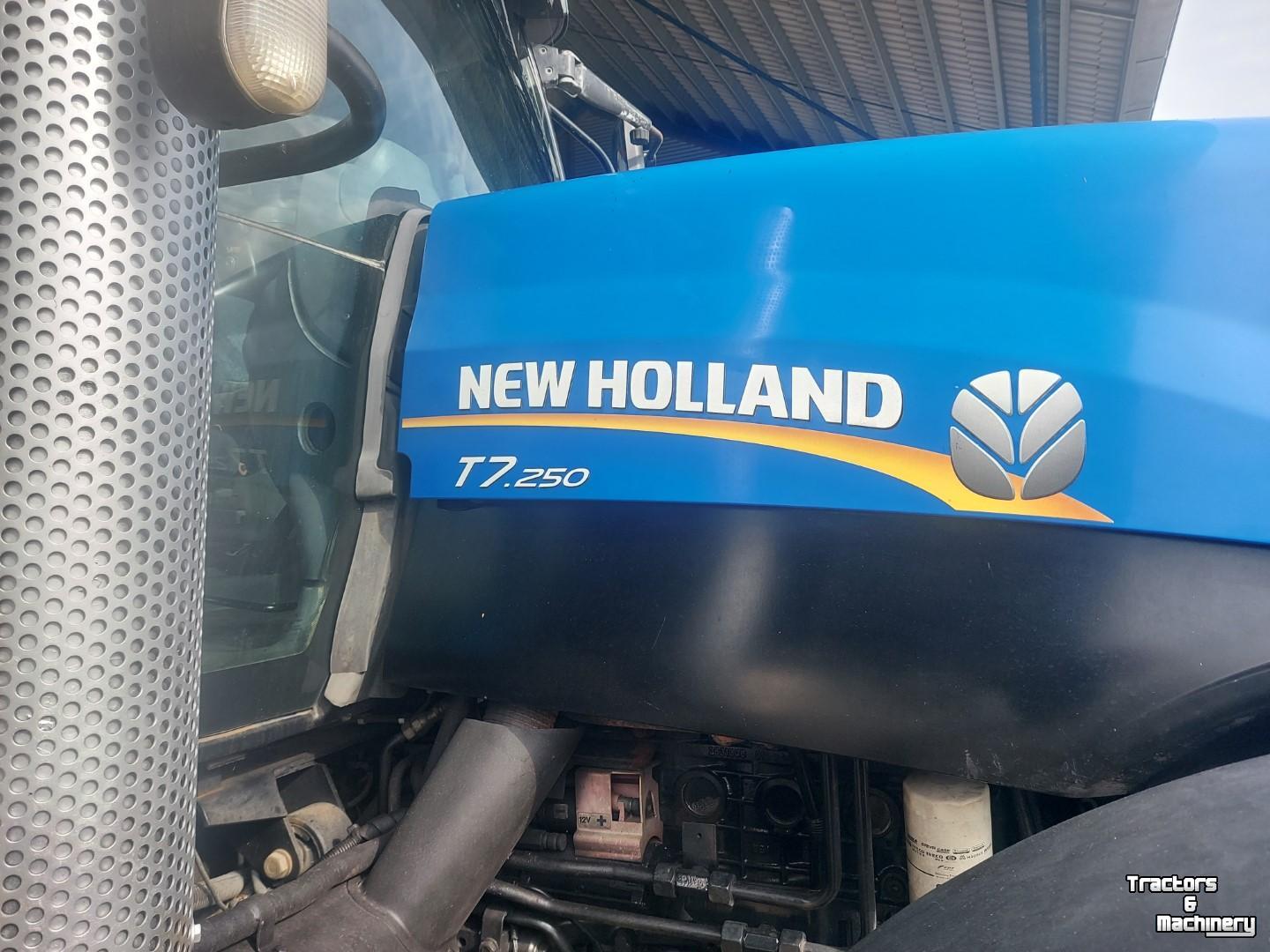 Schlepper / Traktor New Holland T7040