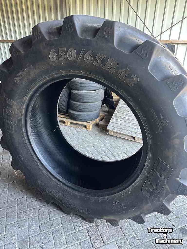 Räder, Reifen, Felgen & Distanzringe BKT 650/65R42