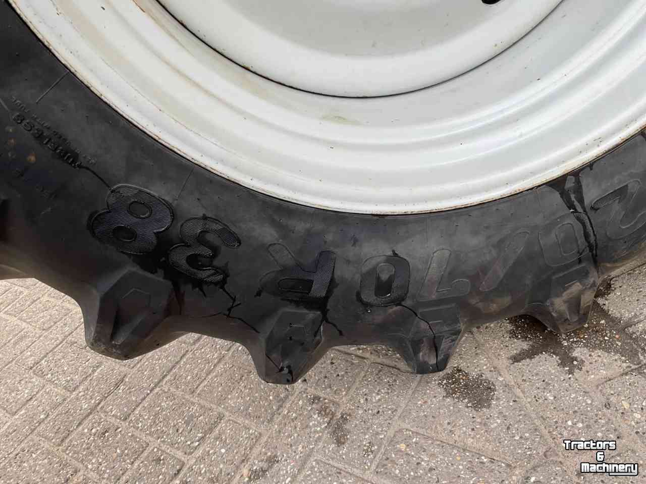 Räder, Reifen, Felgen & Distanzringe Pirelli 520/70 R38 banden op velg