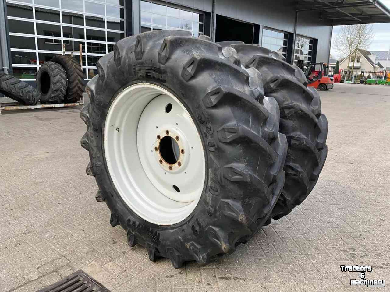 Räder, Reifen, Felgen & Distanzringe Pirelli 520/70 R38 banden op velg