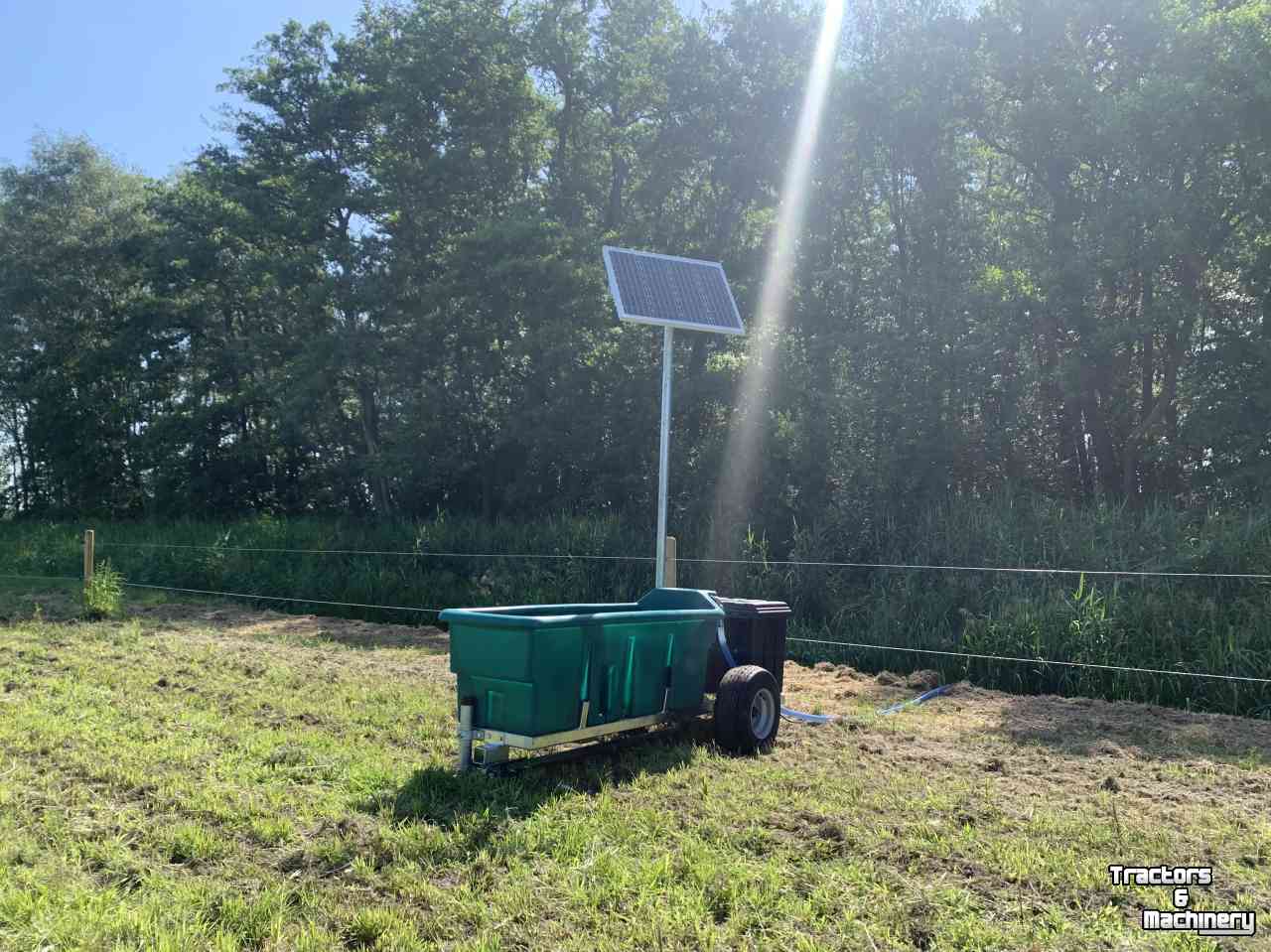 Tränkebecken Sonnenenergie Suevia Suevia Solar weidedrinkbak 200 liter , met oppervlaktepomp