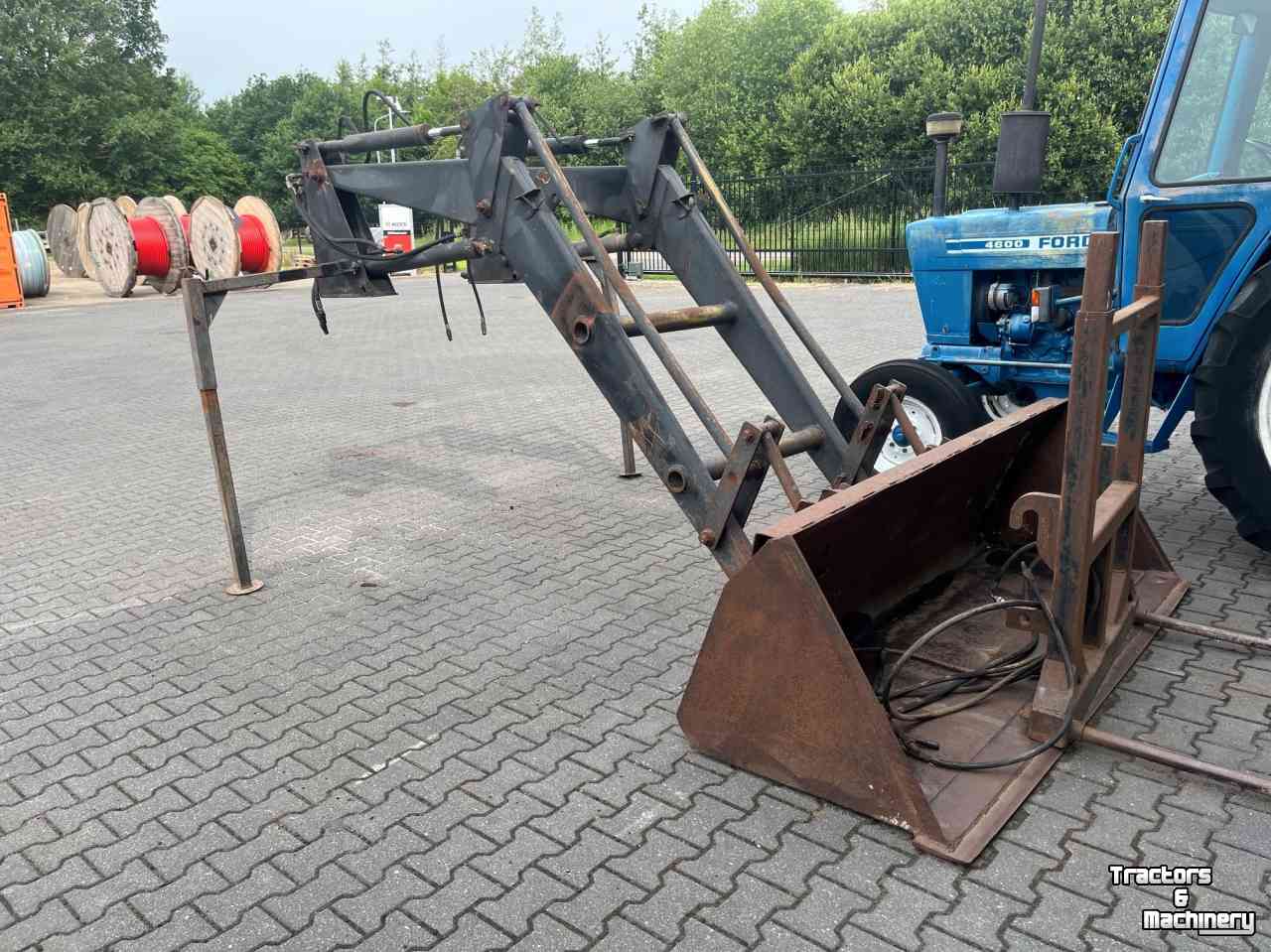 Frontlader  Robuuste voorlader met bak en balenprikker, MF