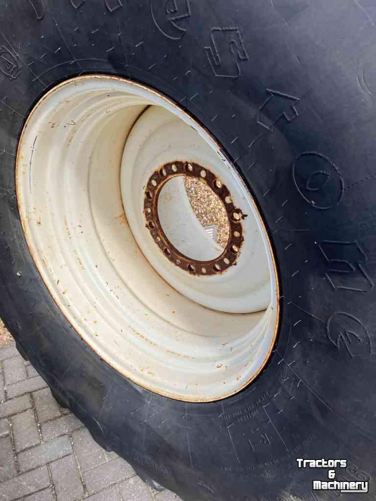 Räder, Reifen, Felgen & Distanzringe Firestone Set ALL TRACTION 23 Nok 40mm  900/60R32 compleet op Velg aansluiting 280/335/10gaats
