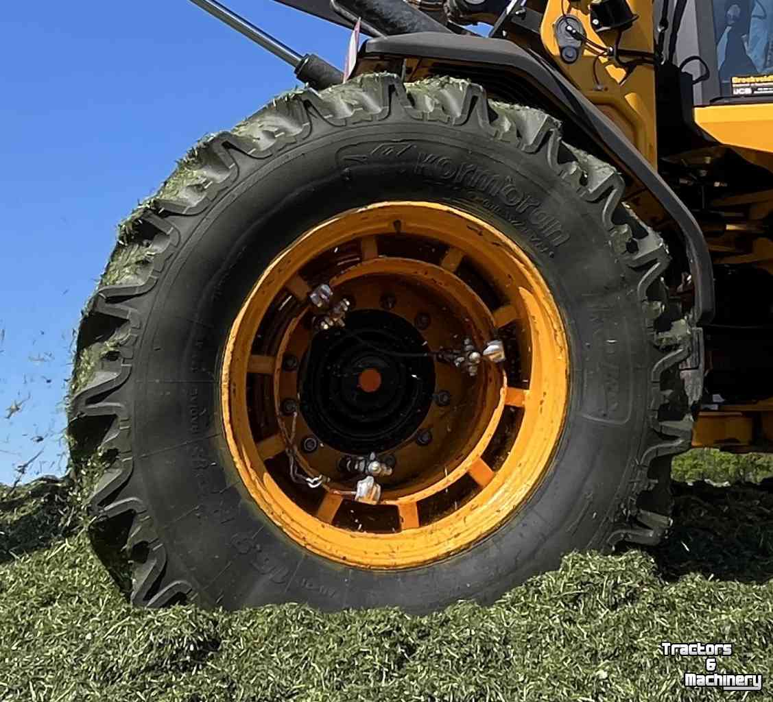 Räder, Reifen, Felgen & Distanzringe  16.9R28 naast 20.5R25