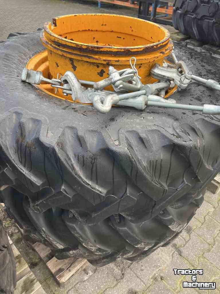 Räder, Reifen, Felgen & Distanzringe  16.9R28 naast 20.5R25