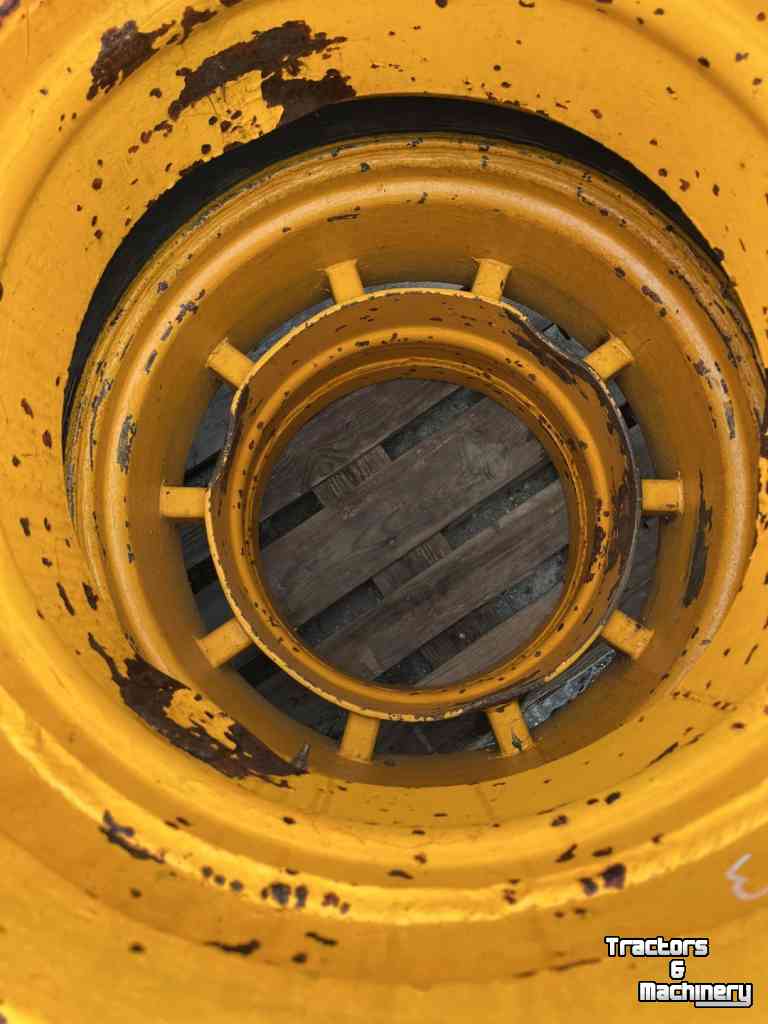 Räder, Reifen, Felgen & Distanzringe  16.9R28 naast 20.5R25