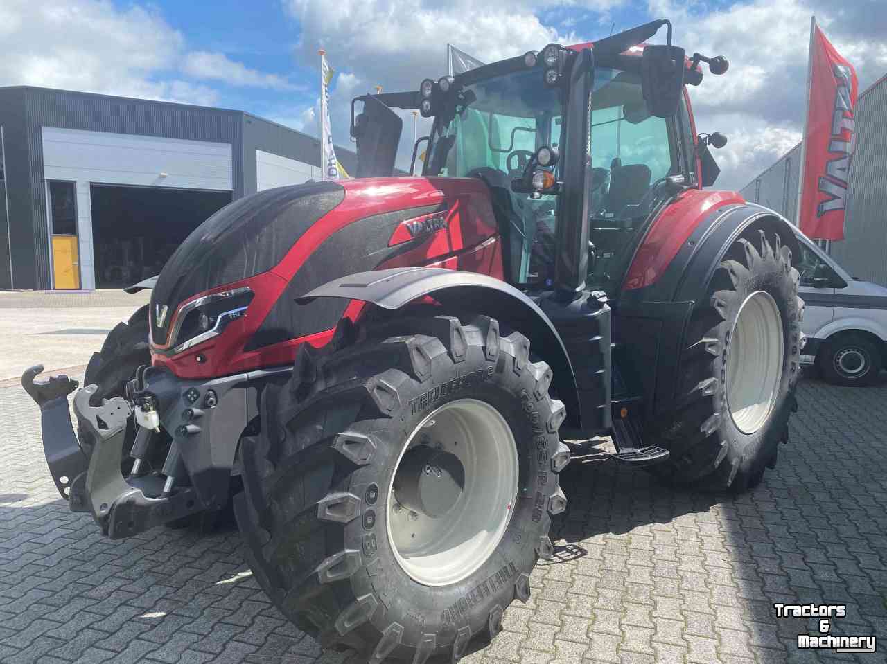 Schlepper / Traktoren Valtra T215A