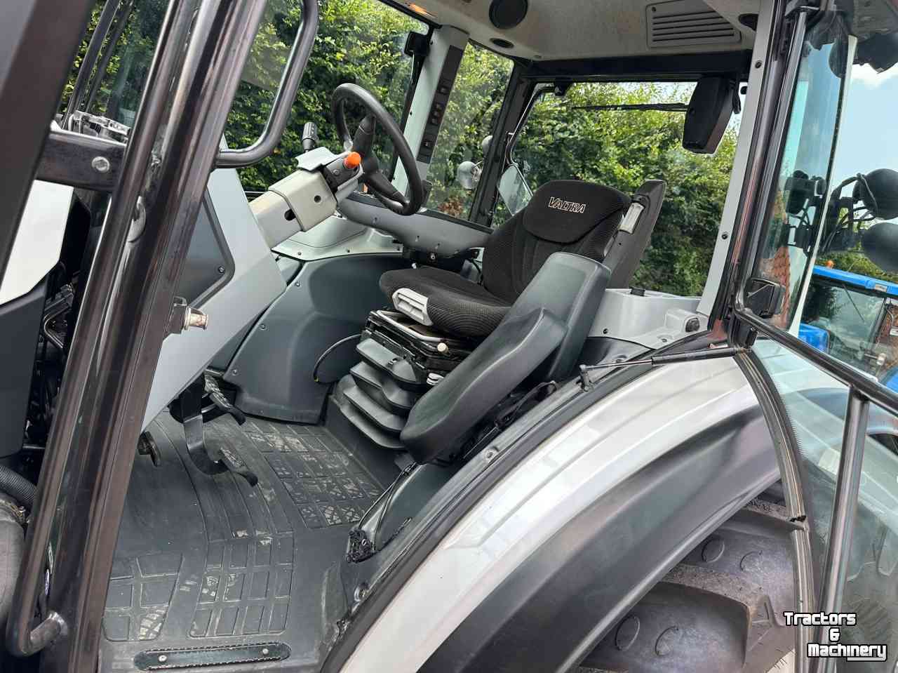 Schlepper / Traktor Valtra G125