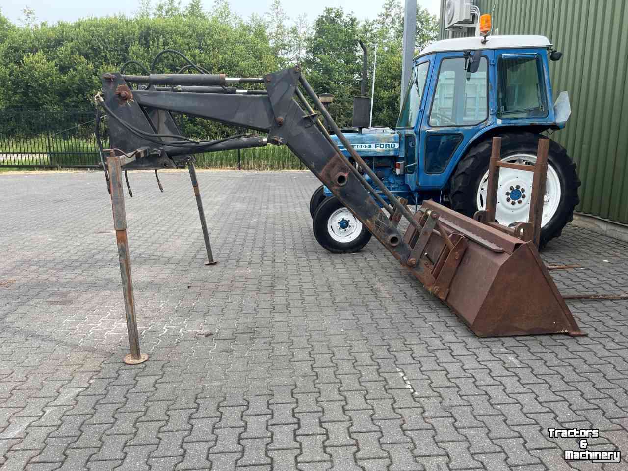 Frontlader  Robuuste voorlader met bak en balenprikker, MF