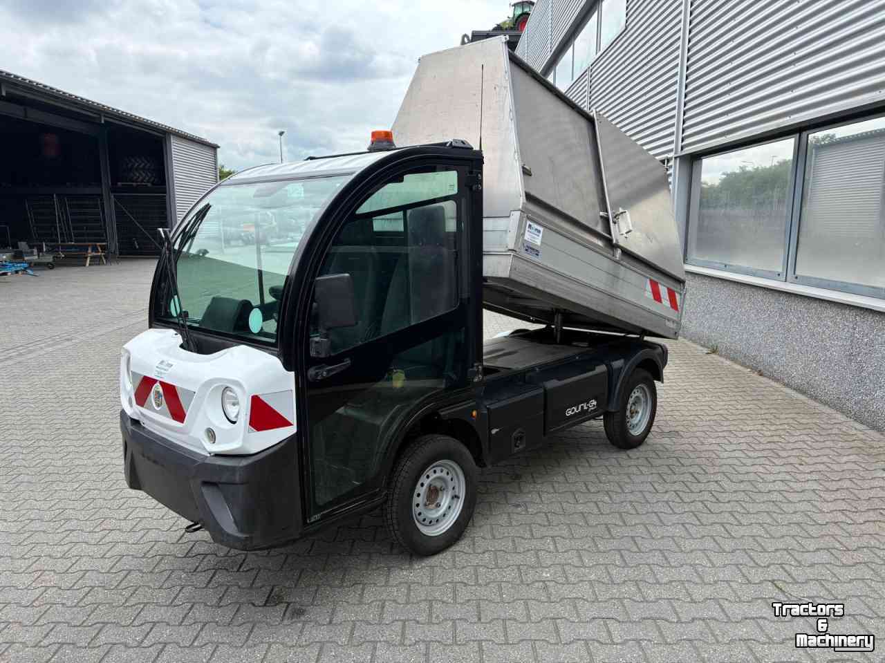 Sonstiges Rasen- und Grundstückspflegemaschinen und Zubehör Goupil G4 elektrische wagen met afval container