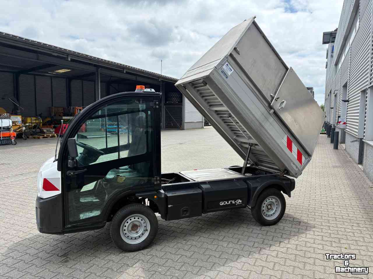 Sonstiges Rasen- und Grundstückspflegemaschinen und Zubehör Goupil G4 elektrische wagen met afval container