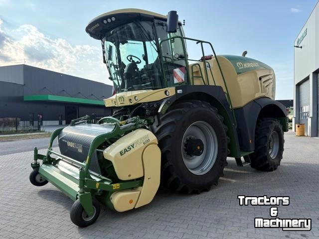 Feldhäcksler Krone BigX 580, EF300 pickup, EC 600-2 8R. maisbek.