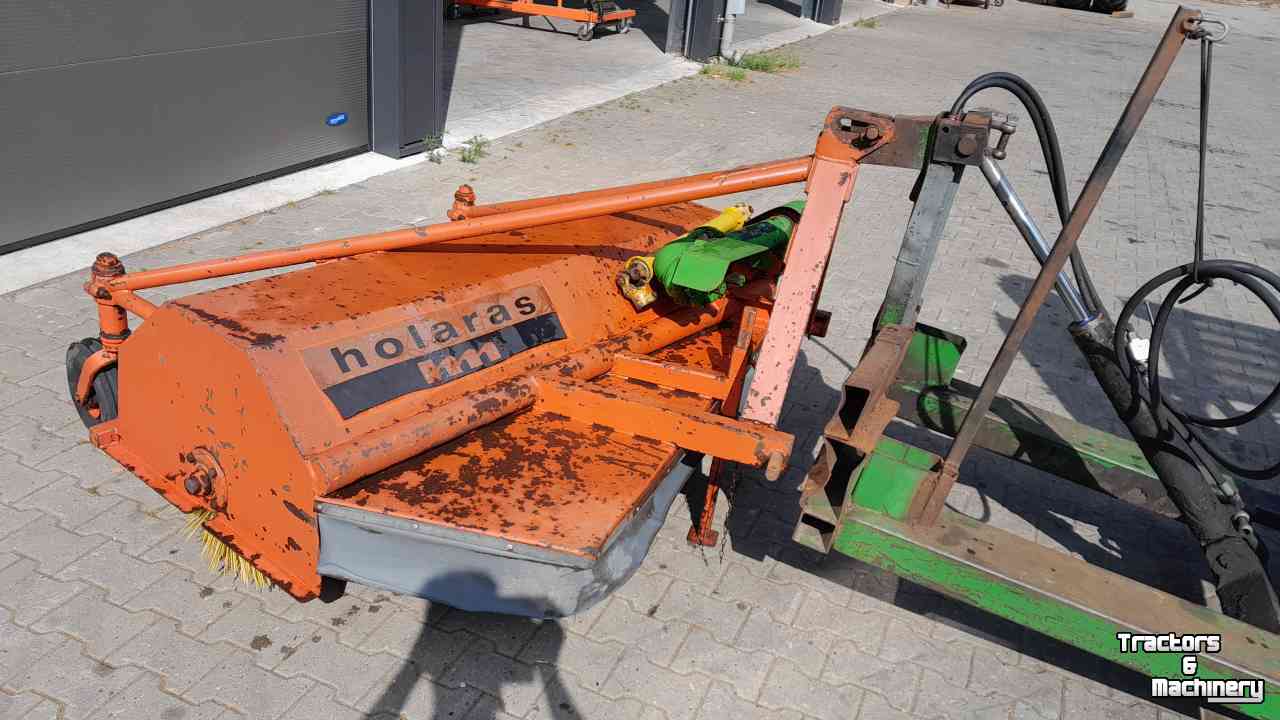 Kehr- und Kehrsaugmaschinen Holaras Veegmachine