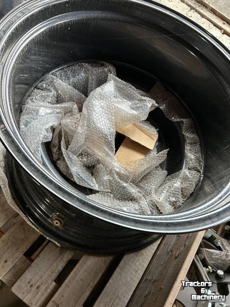 Räder, Reifen, Felgen & Distanzringe  Zwarte Velgen W16L x 28