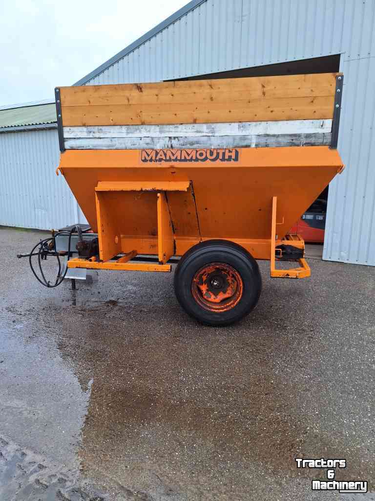 Stalldungstreuer  Mammouth turf / compoststrooier