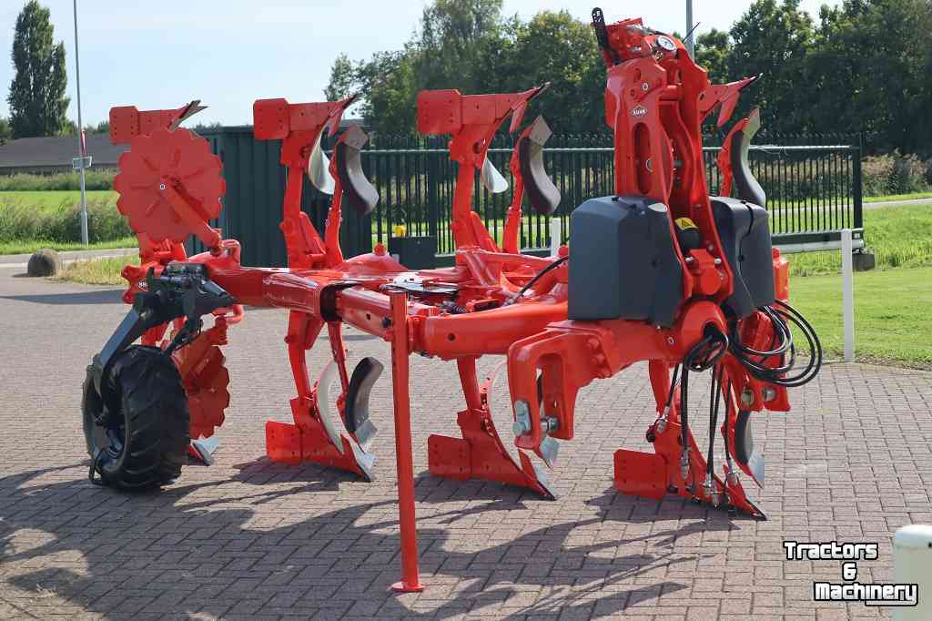 Pflüge Kuhn VARIMASTER L ON LAND