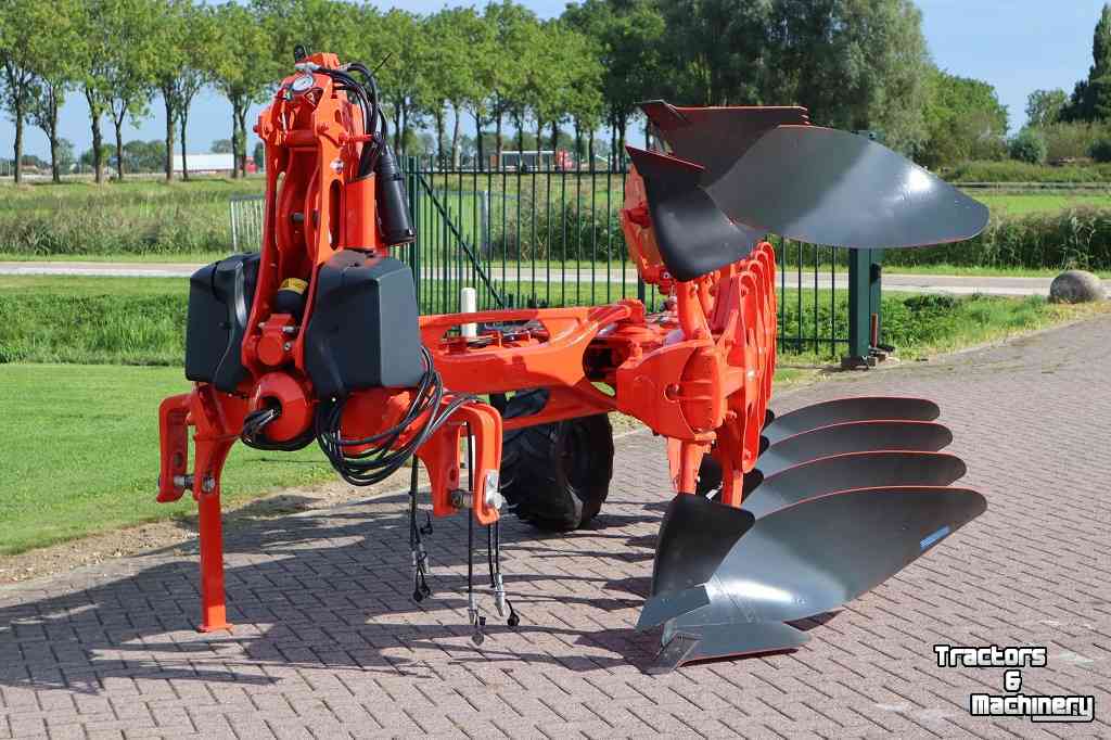 Pflüge Kuhn VARIMASTER L ON LAND