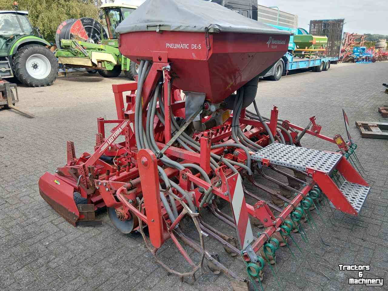 Sämaschine-Kombination Kverneland Pneumatic DE-S Zaaicombinatie  Met Lely Rotorkopeg
