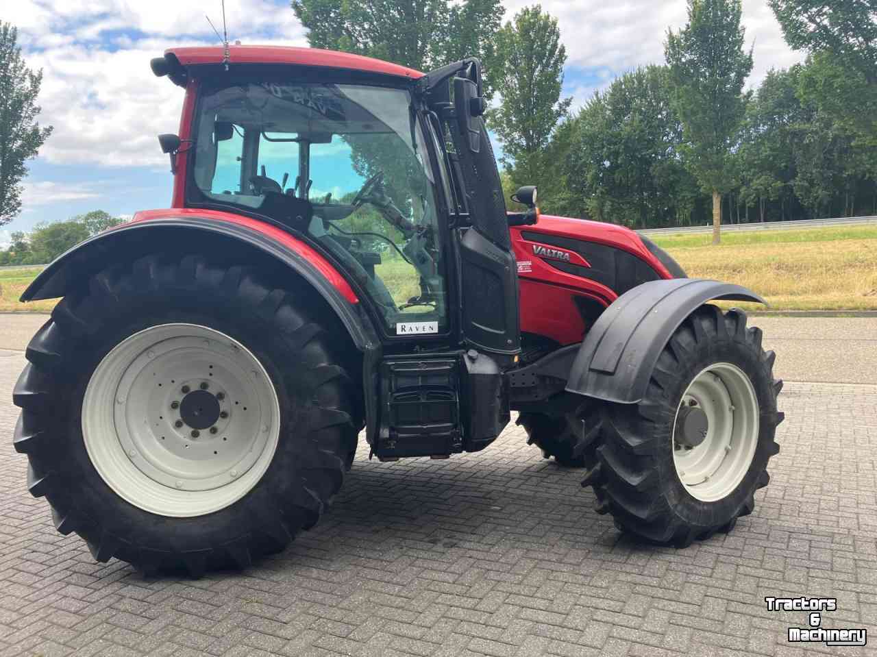 Schlepper / Traktor Valtra N134