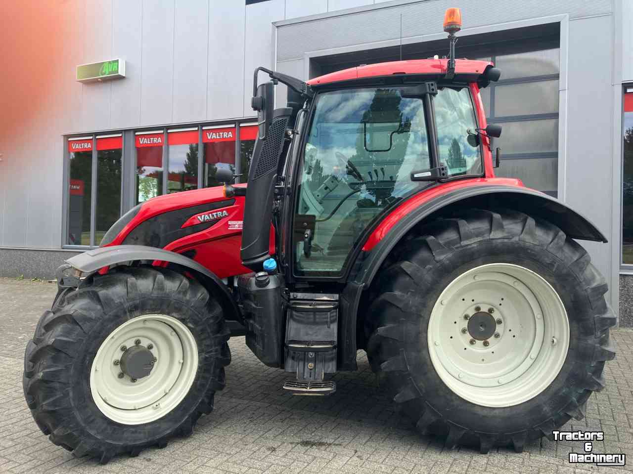 Schlepper / Traktor Valtra N134