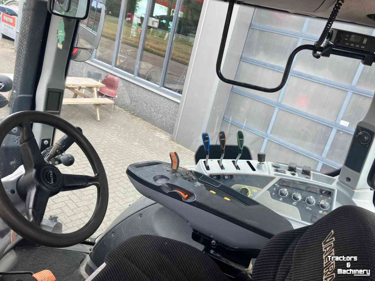 Schlepper / Traktor Valtra N134