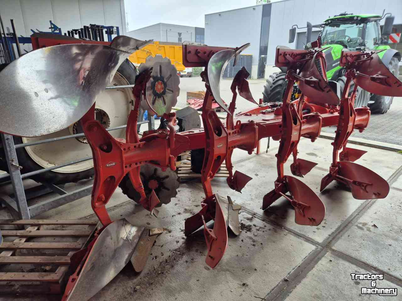 Pflüge Kuhn Vari-Master L 4E On-Land ploeg