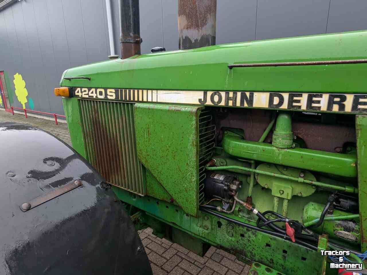 Schlepper / Traktor John Deere 4240 S
