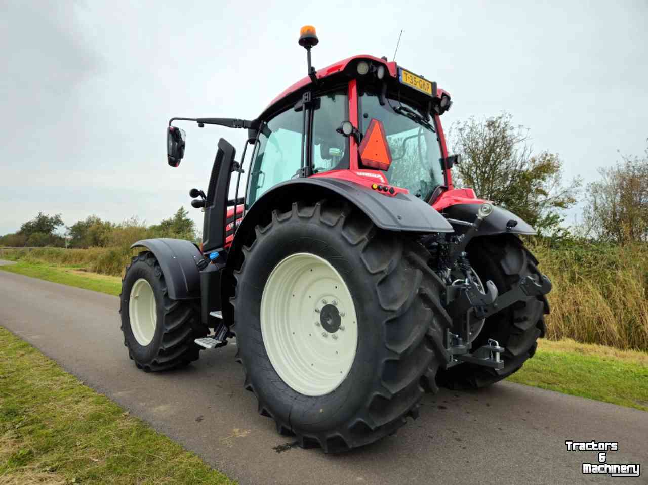 Schlepper / Traktor Valtra N155 Active