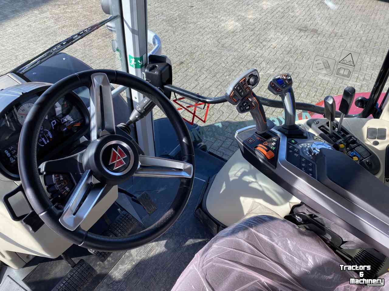 Schlepper / Traktor Massey Ferguson 6s.135 Dyna6 Efficient