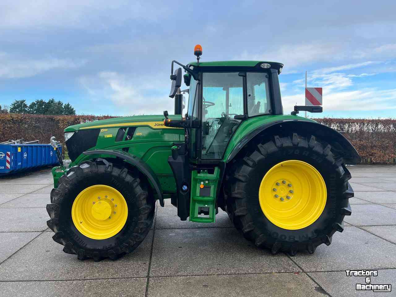 Schlepper / Traktor John Deere 6M 185