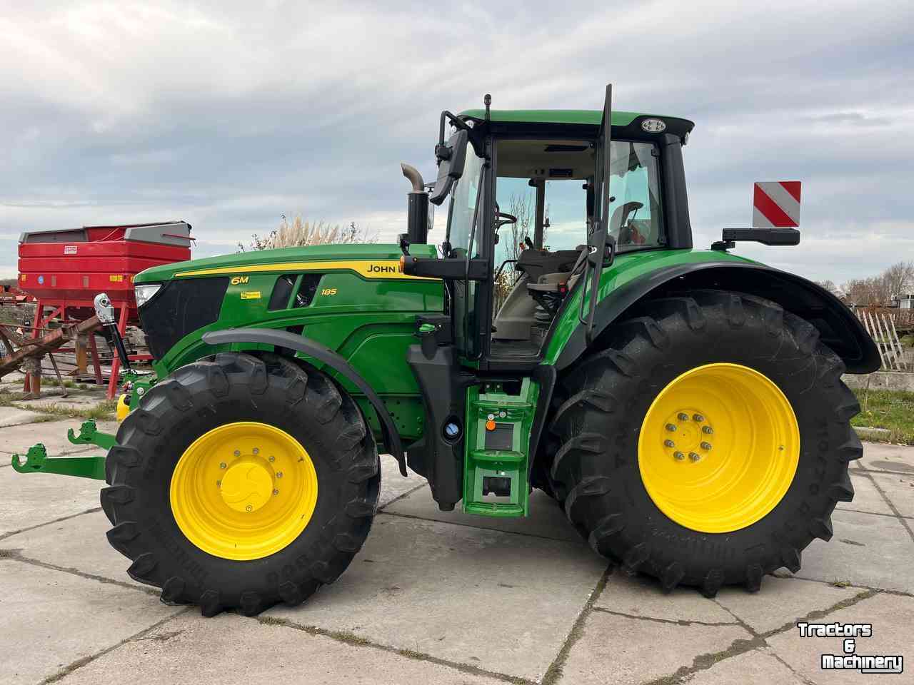 Schlepper / Traktor John Deere 6M 185