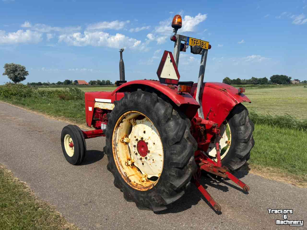 Schlepper / Traktor International 624
