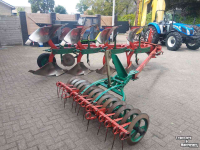 Pflüge Kverneland EG 85 4 schaar ploeg met Packomat vorenpakker