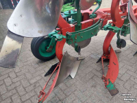Pflüge Kverneland EG 85 4 schaar ploeg met Packomat vorenpakker