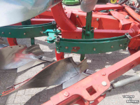 Pflüge Kverneland EG 85 4 schaar ploeg met Packomat vorenpakker