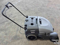 Kehr- und Kehrsaugmaschinen Nilfisk SW 750 Accu / Batterij Veegmachine / Handveegmachine