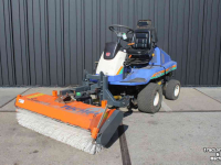 Geräteträger Iseki SF230FH (SF230 II) frontmaaier zonder maaidek met Tuchel Simplex 120 veegmachine rolbezem