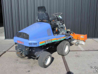 Geräteträger Iseki SF230FH (SF230 II) frontmaaier zonder maaidek met Tuchel Simplex 120 veegmachine rolbezem