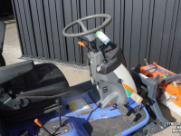 Geräteträger Iseki SF230FH (SF230 II) frontmaaier zonder maaidek met Tuchel Simplex 120 veegmachine rolbezem