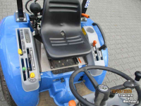 Schlepper / Traktor New Holland boomer 25 hydro 30uur en div werktuigen