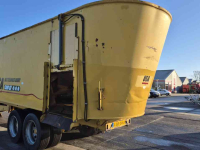 Futtermischwagen Vertikal USA Equipment 1300 CF - Peecon