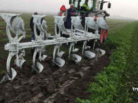 Pflüge Kramer ERMO KLEIPLOEG 5 + 1 on land in de veur