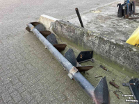 Dammformer  Vloeistof tank met aanaarder