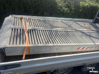 Tieflader / Anhänger  NETAM-FRUEHAUF Aanhanger / Machinetransporter vrachtwagen met hydraulisch lier - met oprijplaten