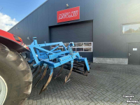Grubber  Vaste tand cultivator met kooirol