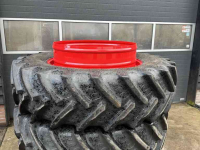 Räder, Reifen, Felgen & Distanzringe  Dubbellucht 520/85R46  naast  710/70R42
