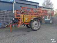 Anhängefeldspritze Douven Getrokken veldspuit 2000 liter 27 meter breed