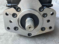 Kompaktlader New Holland Hydrostatic pump for CNH skid steer loader SAUER DANFOSS Model: M91-46153 Parts nr: 87043497
